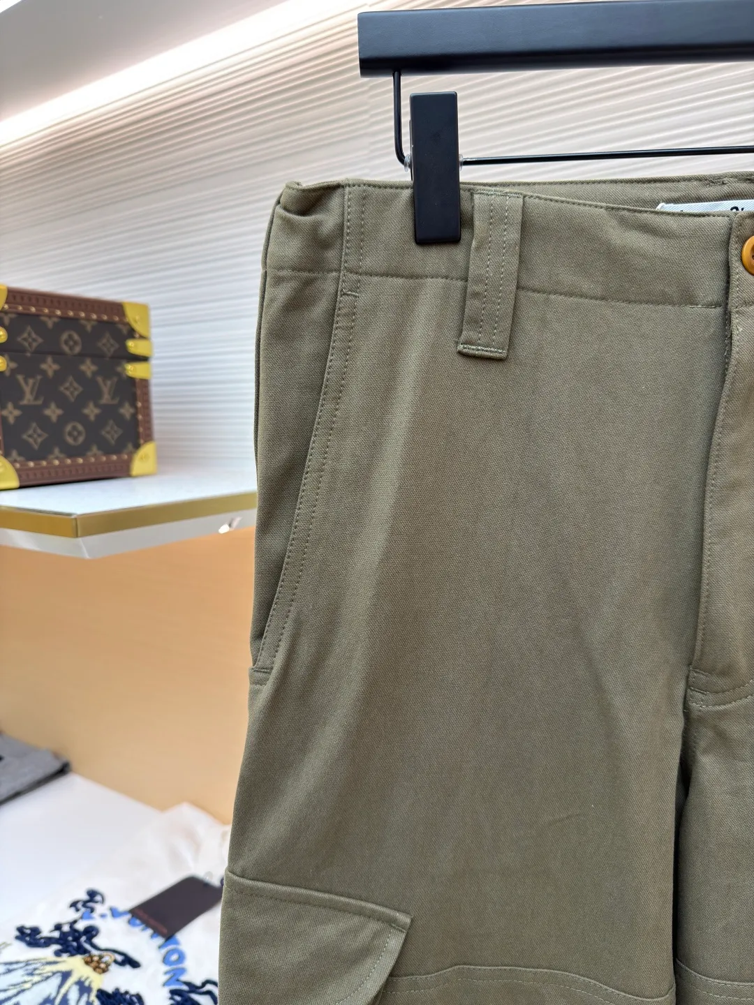 Acne Studios label work trousers ●Original version: Purchased and developed for 5100 ●Item number: 1681397-B20 ●Fabric: Finely woven fine-grain woven fabric ●Technology: Heavy-duty washing and production ●Color: Khaki ●Version: Fitted version ●Weight: about 865g ●Size: S-M-L-XL ●Description: Customized fine-grain woven luxury, excellent texture, comfortable and skin-friendly Khaki green interprets a new level of fashion. It comes from the color of nature. The Acne Studios label is decorated on the pocket to add the finishing touch. It adds brand recognition. It is practical and adds a tough temperament to the workwear style. The toughness is blended with low-key luxury. Showing a casual attitude, the template machine opens the bag. The preset template guides the position, shape and size of the bag opening. The accuracy ensures the quality of the bag opening effect. Heavy-duty washing of cloth batches Heavy-duty washing of cloth batches uses industrialized washing equipment and methods through a combination of physical and chemical means. Improve cleanliness and soft feel. The overall wiring is straight and delicate, the fabric is comfortable and soft, and the color is consistent without color difference. It can be matched with the same style to create a fashionable look and control various occasions. Customized accessories, complete with three standards, same style for men and women!